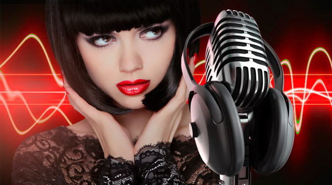 Mujer sensual con microfono en estudio de grabación